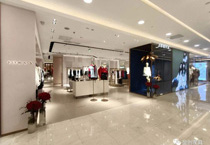 服饰道具-拉丝哑金和展柜道具交付后场景图